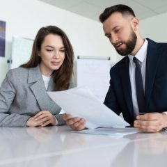 abogados revisando documentos